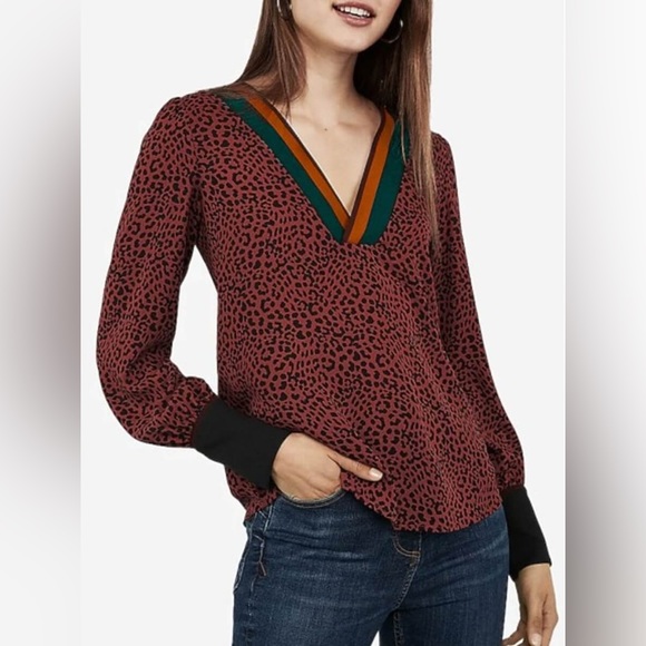 💋Unique V-Neck Wine Red & Black W/ Black Button Up  Cuffs Blouse - Picture 2 of 4